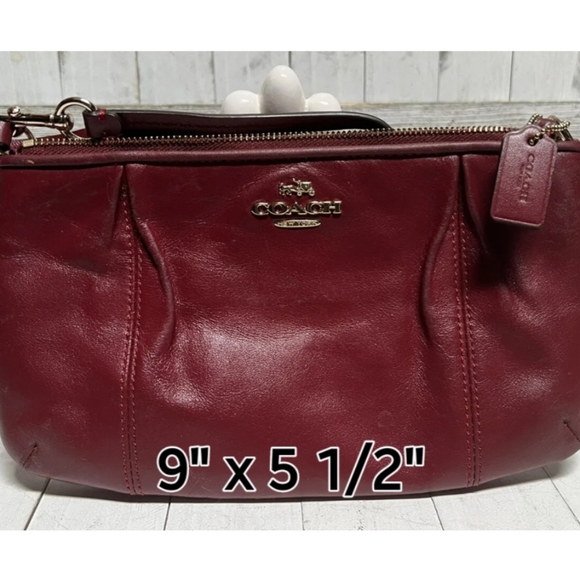 GUC Coach Pleated Wristlet - Picture 1 of 7